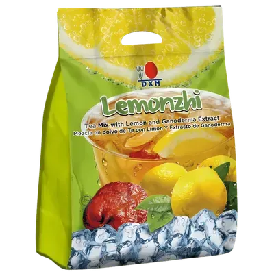 Un vaso refrescante de Lemonzhi de DXN con hielo y limón, la bebida saludable para una hidratación revitalizante.