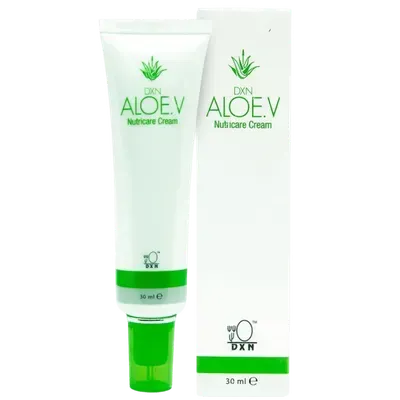 Rutina de cuidado facial completa con la Línea Aloe V de DXN, con gel limpiador, tónico y cremas, rodeada de hojas frescas de Aloe Vera.